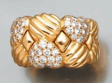Large BAGUE en or jaune godronné serti de trois pavages de diamants à motifs de «coeurs
