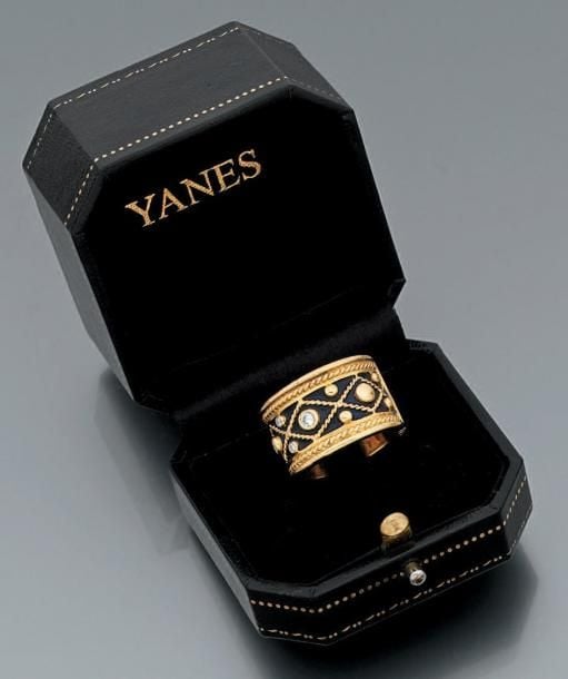 Large BAGUE en or jaune partiellement émaillé, boulé et torsadé orné de diamants taille brillant en serti clo