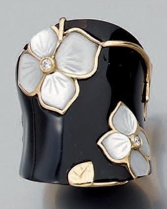 Large BAGUE en or jaune surmonté d'onyx incurvé flanqué de nacre découpée et ciselée à motifs de fleurs et flanqué de diamant