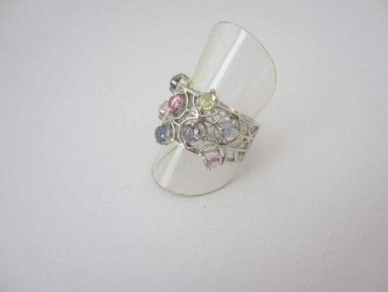 Large BAGUE en or rhodié (750 millièmes) ajouré serti de cabochons de saphirs multicolore