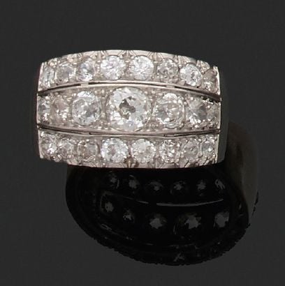 Large BAGUE en platine (800 millièmes) serti de trois alignements de diamants taille ancienne, en chut