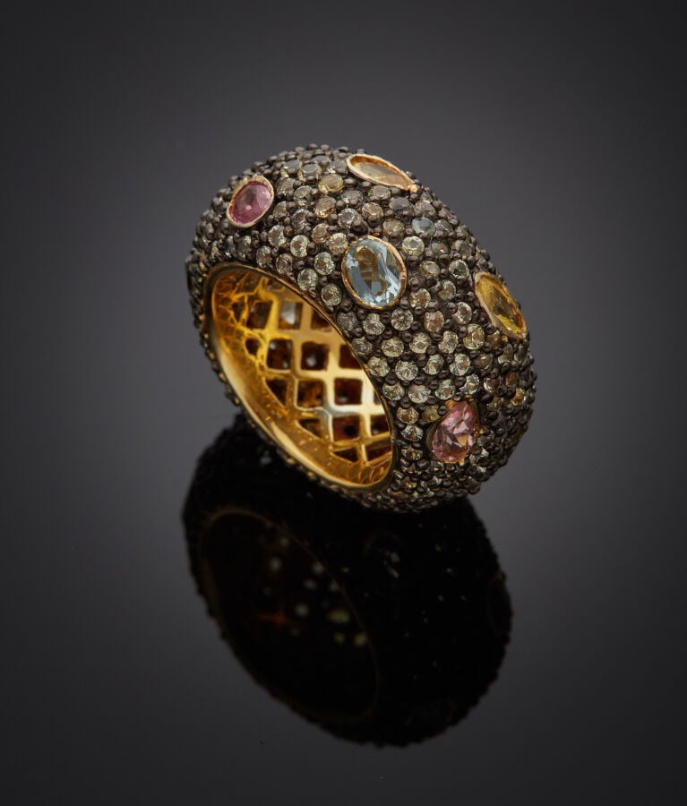 Large BAGUE en vermeil et argent noirci (min. 800‰) pavé de saphirs jaunes et f…