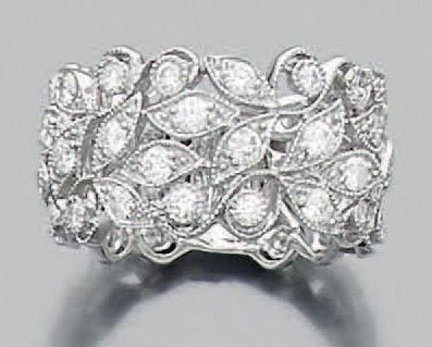 Large BAGUE «feuillages» en or gris (750 millièmes) ajouré, pavé de diamants taille brillan