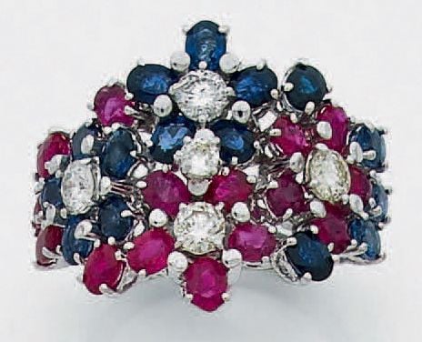 Large BAGUE «fleurettes» en or gris (585 millièmes) 14 carats, serti de saphirs et rubis et diamants taille brillan