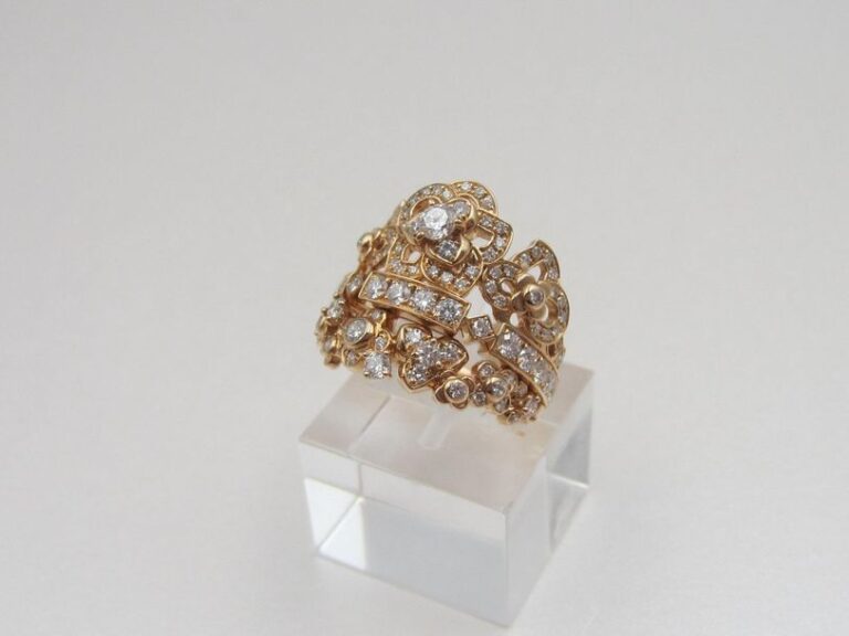 Large BAGUE «Hortensia» en or rose (750 millièmes) ajouré serti de diamants taille brillant dont certains plus important