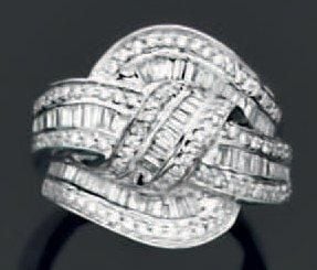 Large BAGUE «noeud» en or gris serti de diamants baguettes et taille brillan