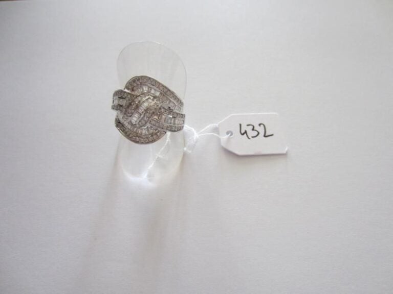 Large BAGUE «noeud» en or gris serti de diamants baguettes et taille brillan