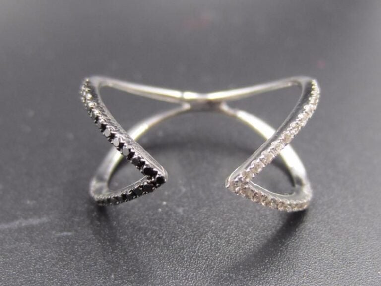 Large BAGUE ouverte en or gris (750 millièmes) partiellement serti de diamants blancs et noir