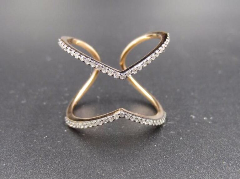 Large BAGUE ouverte en or rose et or noirci (750 millièmes) partiellement serti de diamants 8      8        Doigt : 53      55        Poids brut : 2,6 g