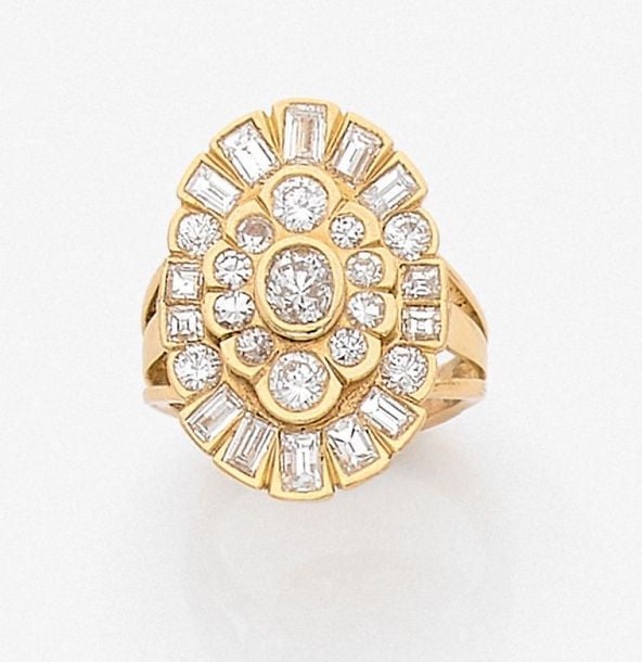 •Large BAGUE «plaque ovale» en or jaune (750‰) serti de diamants taille coussin, brillant, baguette et 8/