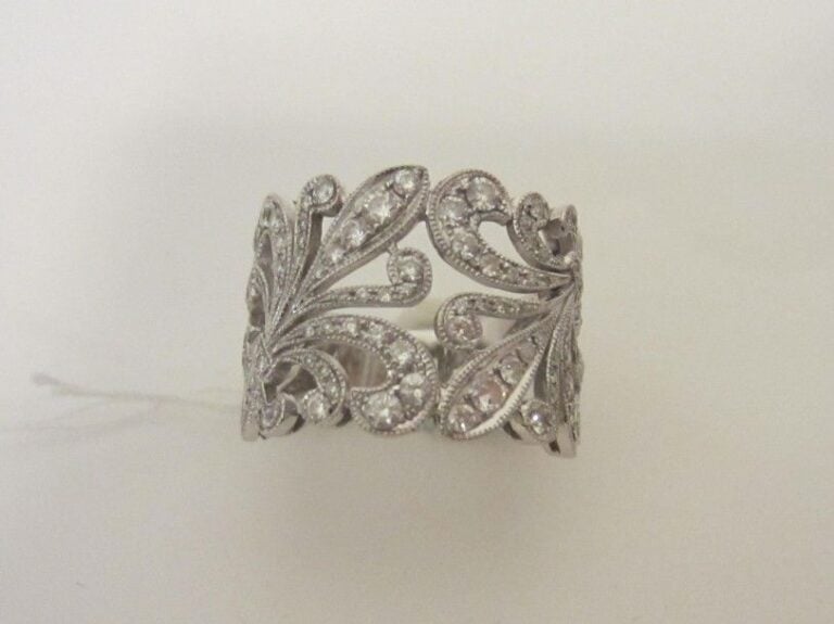 Large BAGUE «volutes» en or gris (750 millièmes) ajouré serti de diamants taille brillan