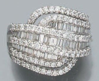LARGE BAGUE «volutes» en or gris ajouré serti de diamants baguettes et taille brillan