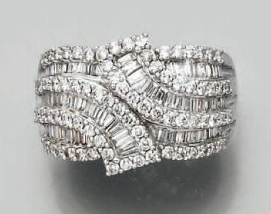 Large BAGUE «volutes» en or gris serti de diamants baguettes soulignés de diamants taille brillan