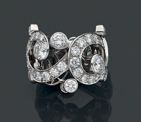 Large BAGUE «volutes» en platine (950 millièmes) ajouré entièrement serti de diamants taille brillant, certains plus important