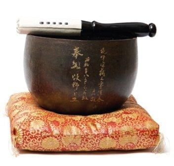 Large "bol chantant" en bronze (orin) sur un coussin avec bâton de bois laqué rouge (rinbo