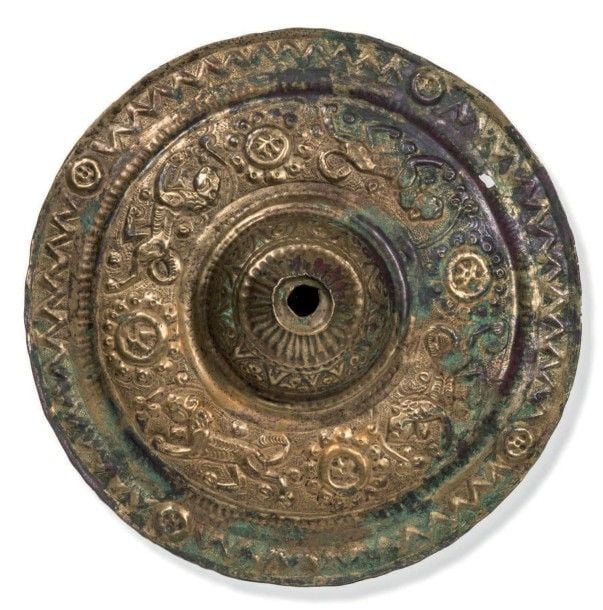 Large bossette en laiton Seldjoukide Laiton repoussé