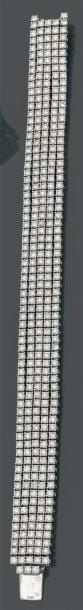 Large BRACELET en or gris (750 millièmes) composé de cinq lignes pavées de diamants taille brillan