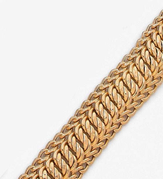 •Large BRACELET en or jaune (750‰) à maille anglaise bordée de gourmettes cisel