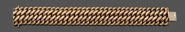 •Large BRACELET en or jaune (750‰) partiellement ciselé, à maille anglais
