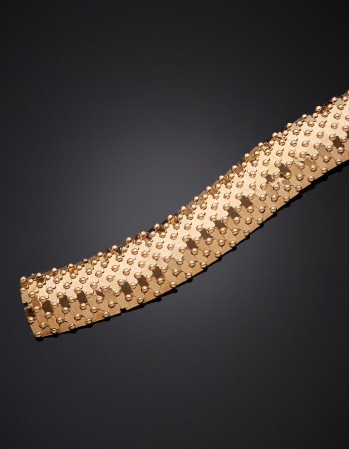 Large BRACELET en or rose (750‰) à motif de plaquettes et boules articulées. -…