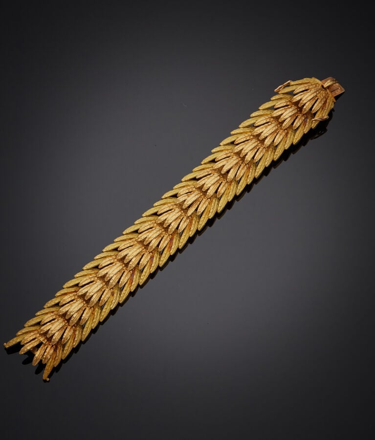 Large BRACELET "feuillages" en or jaune et or rose (750‰) articulé, partielleme…