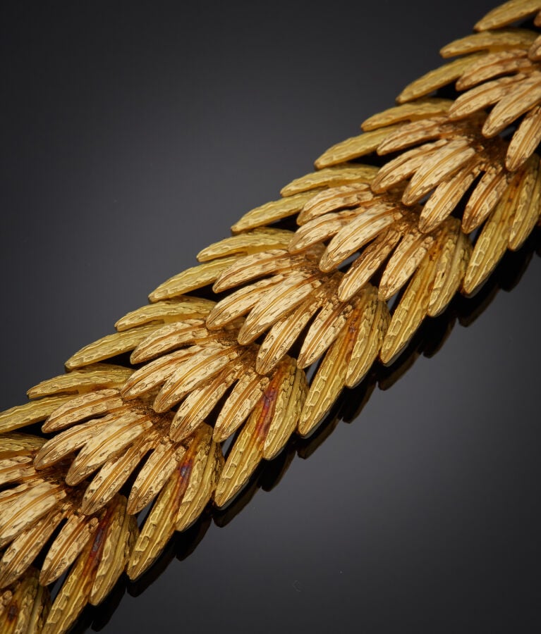 Large BRACELET "feuillages" en or jaune et or rose (750‰) articulé, partielleme…