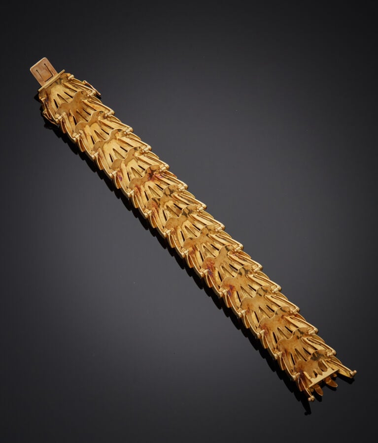 Large BRACELET "feuillages" en or jaune et or rose (750‰) articulé, partielleme…