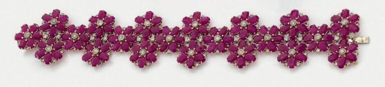 Large BRACELET «fleurettes» en or rose (585 millièmes) 14 carats, ajouré, serti de rubis de forme ovales alternés de diamants taille brillan