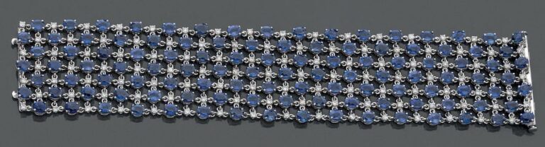 Large BRACELET MANCHETTE en or gris (585 millièmes) 14 carats, ajouré, serti de saphirs ovales alternés de diamants taille brillan