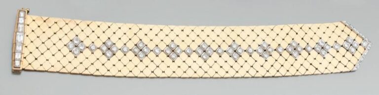 Large BRACELET manchette en platine et or jaune partiellement serti de diamants taille brillant, à motifs losangique