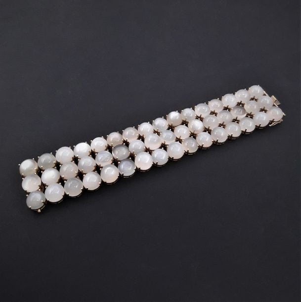 Large BRACELET manchette en vermeil (925 millièmes), serti de 48 cabochons de pierres de lun