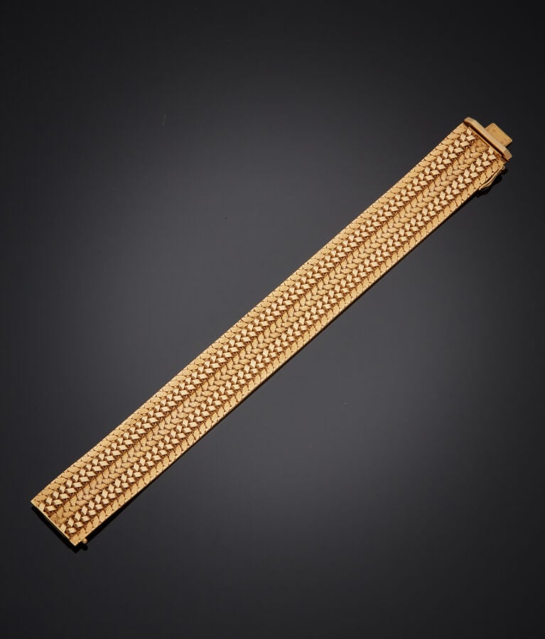Large BRACELET "manchette" souple en or jaune (750‰) à maille polonaise, partie…