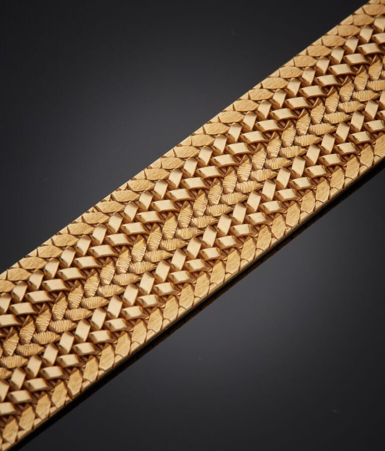 Large BRACELET "manchette" souple en or jaune (750‰) à maille polonaise, partie…