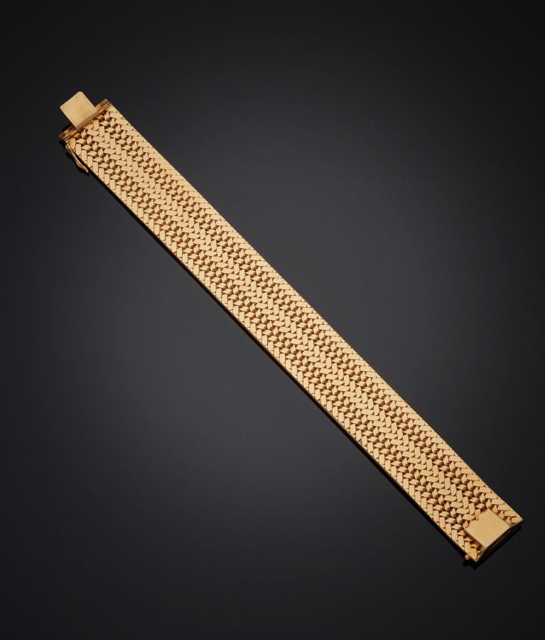 Large BRACELET "manchette" souple en or jaune (750‰) à maille polonaise, partie…