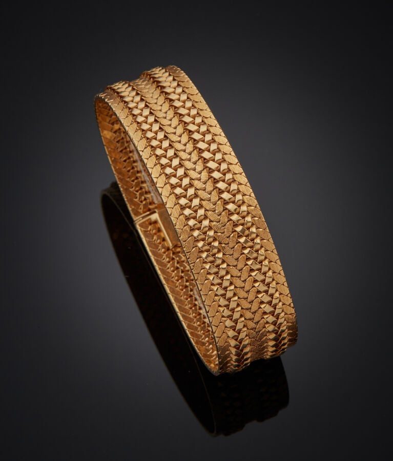 Large BRACELET "manchette" souple en or jaune (750‰) à maille polonaise, partie…