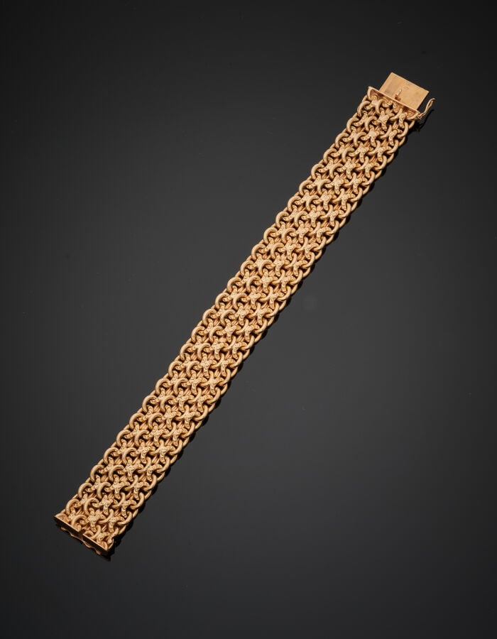 Large BRACELET manchette souple en or jaune (750‰) partiellement ciselé à maill…