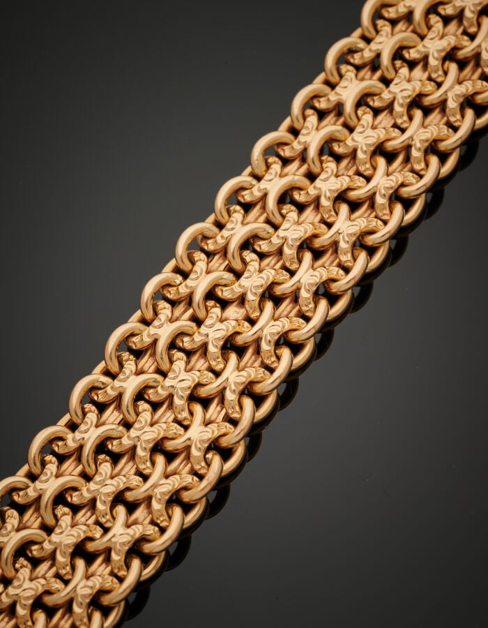 Large BRACELET manchette souple en or jaune (750‰) partiellement ciselé à maill…