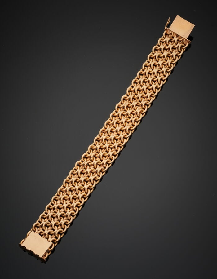 Large BRACELET manchette souple en or jaune (750‰) partiellement ciselé à maill…