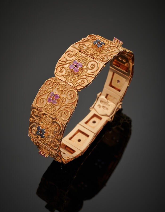 Large BRACELET plat articulé en or jaune (750‰) appliqué de filigranes à motifs…