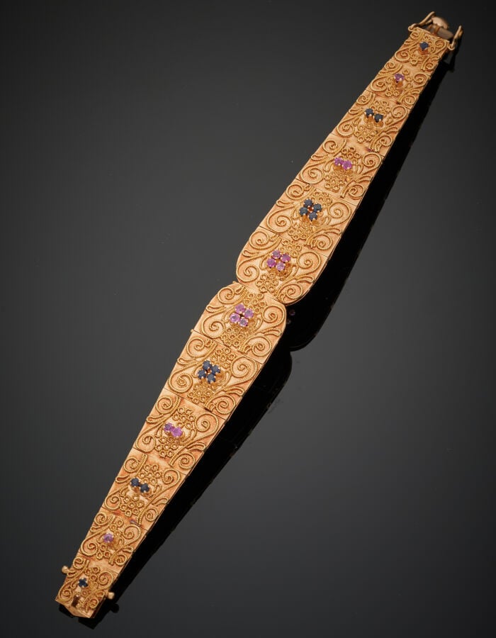 Large BRACELET plat articulé en or jaune (750‰) appliqué de filigranes à motifs…