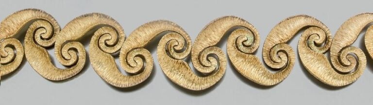 Large et important COLLIER «volutes» en or jaune (750 millièmes) entièrement cisel
