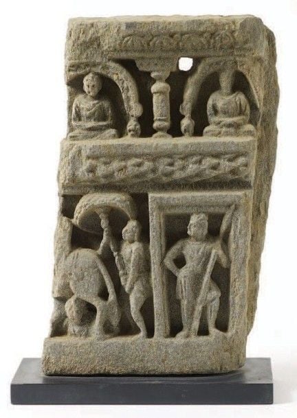 Le Grand Départ Schiste gris Art Gréco-bouddhique du Gandhara, Ier - IIIe siècle Hauteur: 27; Largeur: 16 cm Ce fragment d'architecture représente un personnage tenant un parasol suivant le cheval de Siddharta lorsqu'il abandonne la maison familiale et sa condition de princ