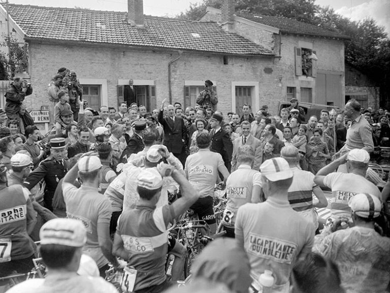 Le peloton salue De Gaulle - Tour de France 1960 © Collections L'Équipe 16 juillet 196
