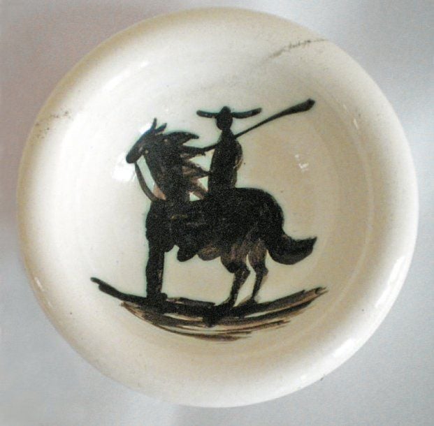 « Le picador, 1952 » Cendrier rond tourné en terre de faïence blanche, décor à la paraffine oxydée, émail blanc, noir, frappé des cachets en creux : « Édition Picasso » et « Madoura Plein Feu » Tirage à 500 exemplaires