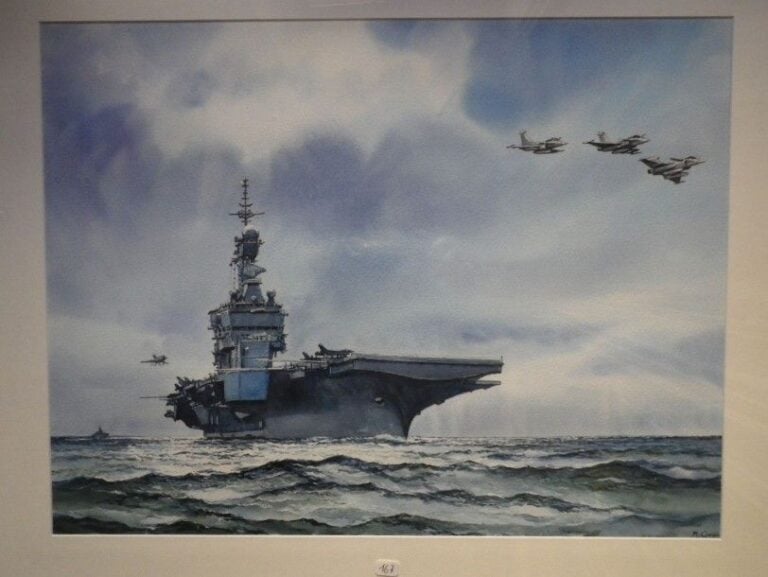 LE PORTE-AVIONS CHARLES DE GAULLE SURVOLE PAR DES RAFALES-MARIN