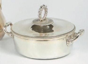 Légumier couvert en argent uni à bordure godronnée; deux anses latérales, prise circulaire à motif de bambou; monogramme JB dans un blaso