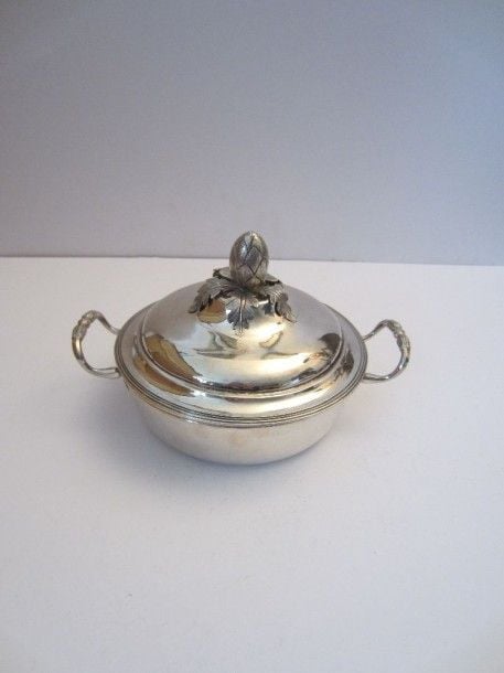 Légumier en argent uni, la prise (postérieure) en graine sur une terrasse feuillagée Châlon-sur-Saône, 1788 Poids: 590 g