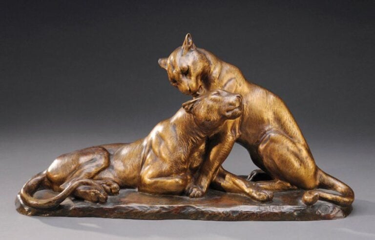 Les deux Lionnes Bronze à double patine brune et dorée Signé, marqué