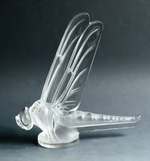 «Libellule grande» en verre moulé en partie satin