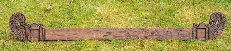 Linteau en bois naturel sculpté, probablement de li